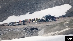 Les enquêteurs et le personnel de secours travaillent sur l'épave d'un avion Junkers JU52 à Flims, le 5 août 2018, après son écrasement sur le Piz Segnas, un sommet de 3 000 mètres (10 000 pieds) en Suisse orientale.