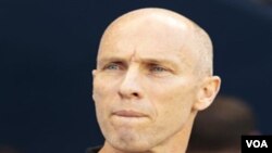 Pelatih kepala timnas Amerika Serikat Bob Bradley mengamati timnya dalam laga turnamen Gold Cup melawan Guadeloupe di Kansas City 14 Juni lalu (foto dok). US Soccer mengumumkan pemecatan Bradley hari Kamis (28/7).