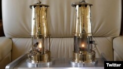 Sur facebook, Rio 2016 photographie étape après étape le parcours de la flamme olympique, ici dans l'avion en direction du Brésil. 