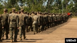 新轮调达尔文的美国海军陆战队员2019年4月24日参加欢迎仪式（美国海军陆战队照片）