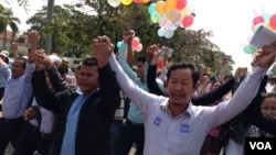 លោក​ រ៉ុង ឈុន​ ប្រធាន​សហភាព​សហជីព​កម្ពុជា​បាន​បញ្ជាក់​ប្រាប់​ក្រុម​អ្នក​កាសែត​នៅ​ពីមុខ​ព្រះ​អង្គដងកើ​​កាល​ពី​ថ្ងៃ​ច័ន្ទ ទី​១០ មករា ២០១៤ ថា​បើ​ការ​ទាមទារ​ដំឡើង​ប្រាក់​ខែ​ឱ្យ​​បាន​១៦០​ដុល្លារ​ក្នុង​មួយ​ខែ​និង​ដោះលែង​អ្នក​ទាំង​២១​នាក់​​មិន​ទទួលបាន​ជោគជ័យ​ទេ​នោះ​សហជីព​ទាំង​១៦​នឹង​ដឹកនាំ​ធ្វើ​មហា​បាតុកម្ម​សារជាថ្មី។​ (ហេង រស្មី វីអូអេ)