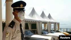 마스크를 착용한 채 경비를 서고 있는 보안요원. 