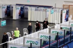 Antrean warga Israel untuk vaksinasi COVID-19 di Petah Tikva, Israel, 28 Januari 2021.