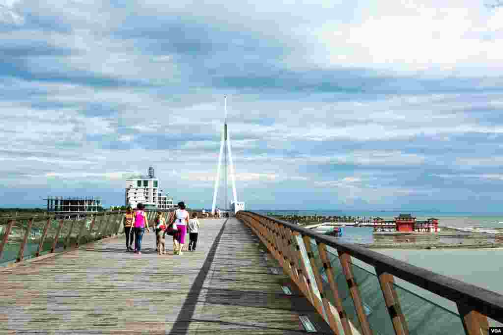 Inaugurated in 2011 with fireworks that could be seen in the nearby secessionist region of Abkhazia, Anaklia&#39;s 540-meter pedestrian bridge already looks weather beaten. (V. Undritz for VOA)