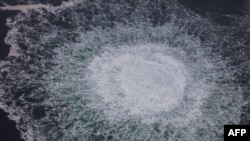 ফাইল ছবি—বাল্টিক সাগরের সুইডিশ অর্থনৈতিক জোনে কোস্ট গার্ডের একটি উড়োজাহাজ থেকে নেওয়া ছবিতে নর্ড স্ট্রিম ১ পাইপলাইনের ফাটল থেকে গ্যাস বের হয়ে আসার দৃশ্য দেখা যাচ্ছে (২৮ সেপ্টেম্বর, ২০২২)