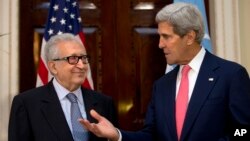 Lakhdar Brahimi, utusan Perserikatan Bangsa-Bangsa (PBB)-Liga Arab untuk Suriah, berbicara dengan Menteri Luar Negeri AS John Kerry di London (14/10). (AP/Jacquelyn Martin)