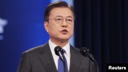 រូបឯកសារ៖ ប្រធានាធិបតី​កូរ៉េ​ខាងត្បូង​លោក Moon Jae-in ថ្លែង​សុន្ទរកថា​ក្នុង​អំឡុងពេល​សន្និសីទ​សារព័ត៌មាន​នៅឯ​វិមាន​ប្រធានាធិបតី​នៅ​ទីក្រុង​សេអ៊ូល​នៃ​ប្រទេស​កូរ៉េខាងត្បូង កាលពី​ថ្ងៃទី១០ ខែឧសភា ឆ្នាំ២០២១។