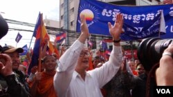 លោក​សម រង្ស៊ី​ មេដឹកនាំ​គណបក្ស​សង្គ្រោះជាតិ​ដឹក​នាំ​បាតុករ​ដើរទៅ​កាន់​ទីលាន​ប្រជាធិបតេយ្យ។​