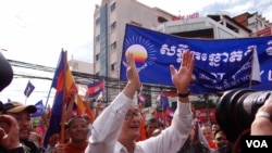 លោកសម រង្ស៊ី​ដឹក​នាំ​បាតុកម្ម​ទាមទារ​ការបោះឆ្នោត​ឡើងវិញ​