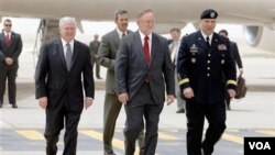 Menteri Pertahanan AS Robert Gates (kiri) tiba di Riyadh, Arab Saudi, sebelum berangkat ke Irak, Rabu (6/4).