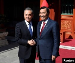Menteri Luar Negeri China Wang Yi berjabat tangan dengan Menteri Koordinator Bidang Kemaritiman Luhut Pandjaitan sebelum pertemuan di Wisma Negara Diaoyutai di Beijing, China, 24 Oktober 2018. (Foto: via REUTERS)