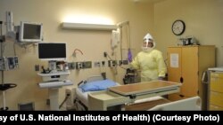 Seorang pekerja AS di rumah sakit NIH mengenakan pakaian pelindung khusus dari wabah ebola (foto: dok).