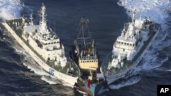 2012年8月15日，在一些活动人士离开保钓船登岛后，保钓船被日本海上保安厅巡逻船包夹。(AP PHOTO/Yomiuri Shimbun, Masataka Morita)
