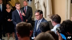 美国国会众议院新议长迈克·约翰逊（Mike Johnson， 中）（美联社2023年10月26日）