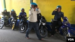 Para pekerja sektor informal dengan upah harian, seperti pengemudi ojek di Kota Bandung ini, adalah kelompok paling terpukul saat wabah COVID-19. (Foto: VOA/Rio Tuasikal)