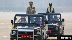 រូបឯកសារ៖ អគ្គមេបញ្ជាការយោធាមីយ៉ាន់ម៉ាលោក Min Aung Hlaing ដែលជាមេដឹកនាំរដ្ឋប្រហារកាលពីថ្ងៃទី ១ ខែកុម្ភៈ ចូលរួមពិធីហែក្បួនព្យុហយាត្រាយោធា នៅរដ្ឋធានីណៃពិដោ មីយ៉ាន់ម៉ា កាលពីថ្ងៃទី ២៧ ខែមីនា ឆ្នាំ ២០២១។