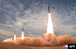 30일 촬영돼 다음날 북한 관영 조선중앙통신(KCNA)이 공개한 이 사진은 북한 내 미확인 장소에서 600mm 초대형 방사포가 시험 발사된 모습을 보여준다.