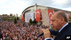 លោក​ប្រធានាធិបតី Recep Tayyip Erdogan ថ្លែង​ទៅ​កាន់​សមាជិក​នៃ​គណបក្ស​កាន់​អំណាច​គឺ​គណបក្ស​យុត្តិធម៌ និង​អភិវឌ្ឍ នៅ​ក្នុង​ក្រុង Denizli ប្រទេស​តួកគី កាលពី​ថ្ងៃទី៧ ខែមេសា ឆ្នាំ២០១៨។