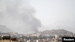 Des effluves de fumée après une frappe aérienne à Sanaa, au Yémen, le 22 mars 2018.