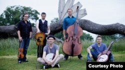 The Infamous Stringdusters, L to R: Jeremy Garrett (fiddle), Andy Falco (guitar), Chris Pandolfi (banjo), Travis Book (bass), Andy Hall (dobro). (Photo credit: Tom Daly)