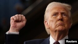 도널드 트럼프 미국 대통령의 2025년 3월 4일 의회 상하원 합동회의에서 연설하면서 손을 들어보이고 있다.