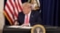Predsednik Tramp potpisuje uredbe (Foto: Rojters) 