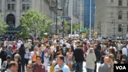 Para pegawai kantoran di Washington menunggu di jalanan setelah dievakuasi dari gedung mereka masing-masing pasca-gempa, Selasa (23/8).