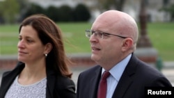 美国国务院负责欧洲与欧亚事务的代理助理国务卿里克（Philip Reeker，右）10月26日抵达国会，出席众议院三个委员会举行的弹劾闭门听证。