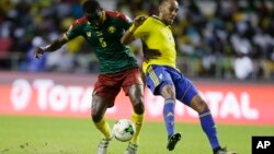 Ngadue Ngadjui Michael, du Cameroun, à gauche, en duel avec Pierre Emerick Aubameyang, du Gabon, lors du match de la Coupe d'Afrique des Nations entre le Gabon et le Cameroun au Stade de l'Amitié, à Libreville, Gabon, 22 janvier 2017. 