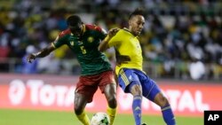 Le Gabonnais Pierre Emerick Aubameyang à droite, contre le Camerounais Ngadue Ngadjui Michael, à gauche, lors de la CAN 2017 à Libreville, au Gabon, le 22 janvier 2017.