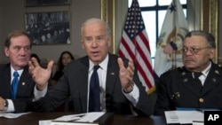 Wakil Presiden AS, Joe Biden, didampingi oleh Presiden Asosiasi Polisi Nasional dan Pegawai Kepolisian Boston, Thomas Nee (kiri) dan Presiden Forum RIset Polisi Pelaksana, Asosiasi Kepala Kepolisian Kota Besar dan komisioner polisi Philadelphia, Charles Ramsey (kanan) saat memimpin rapat terkait kontrol kepemilikan senjata di Kompleks Gedung Putih, Kamis (20/12). 