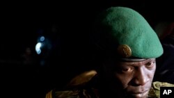 Le chef de l'ex-junte malienne Amadou Haya Sanogo parle à des journalistes au camp militaire de Kati, près de Bamako, Mali, le 31 mars 2012.