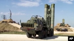 Arhiva - Na ovoj fotografiji uzetoj sa snimka koji je objavljen na sajtu ruskog Ministarstva odbrane 27. novembra 2015, vidi se ruski raketni odbrambeni sistem S-400, raspoređen u vazdušnoj bazi Hemimem u Siriji.