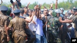 2017年1月7日，斯里兰卡村民在在安布拉托塔的一个工业区举行开工仪式时与当地警方发生冲突。