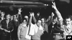 گروگان های آمریکایی در سفارت آمریکا با پرواز الجزایری از تهران منتقل شدند. آرشیو