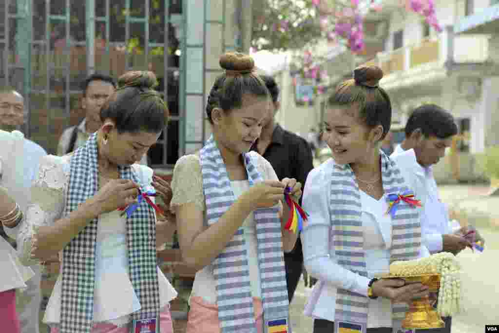  ស្រ្តីអ្នកចូលរួមរៀបចំខ្លួន មុនពេលចាប់ផ្ដើមពិធីរំឭកខួប៧០ឆ្នាំនៃការបាត់បង់ទឹកដីកម្ពុជាក្រោម ដែលធ្វើឡើងនៅខណ្ឌសែនសុខ រាជធានីភ្នំពេញ កាលពីថ្ងៃទី៤ ខែមិថុនា ឆ្នាំ២០១៩។ (អូន ឆេងប៉រ/VOA)