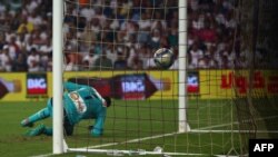 Le gardien du Zamalek Ahmed al-Shenawy lors d'un penalty contre Al-Ahly SC, Egypte, le 15 octobre 2015.