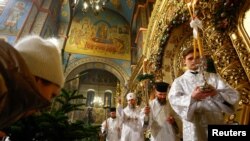 Besimtarët ukrainasë gjatë meshës së Krishtlindjes në Kiev/Reuters