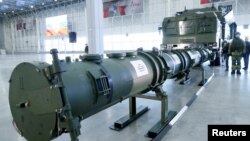 រូប​ឯកសារ៖ ផ្នែក​នៃ​ប្រព័ន្ធ​មីស៊ីល​ SSC-8/9M729 ដែល​ត្រូវ​ដាក់​តាំង​បង្ហាញ​នៅ​ក្រសួង​ការពារ​ជាតិ​រុស្ស៊ី នៅ​ទីក្រុង​មូស្គូ ​ប្រទេស​រុស្ស៊ី កាល​លពី​ខែ​មករា ២០១៩។