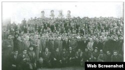 Azərbaycan Demokrat Firqəsinin liderləri və üzvləri (Seyyid Cəfər Pişəvəri şəkilin ortasında, mənbə VOA)