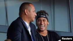 Neymar Jr de Paris Saint-Germain suit de la tribune avec son père le match de sa nouvelle équipe contre SC Amiens au Parc des princes, Paris, 5 août 2017.