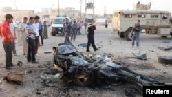 Petugas keamanan Irak memeriksa lokasi bom bunuh diri di Kirkuk, 250 kilometer di sebelah Utara Baghdad, 11 Juli 2013 (Foto: dok). Dua serangan terhadap warga Syiah, dilaporkan telah menewaskan sedikitnya 24 orang dan mencederai 49 lainnya, Kamis malam (11/7).