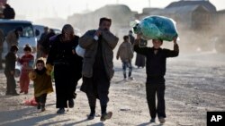 Syrians walk toward Turkish border at the Bab al-Salam crossing, Syria, Feb. 5, 2016.