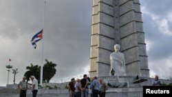 ទង់​ជាតិ​គុយបា​ ត្រូវ​បាន​បង្ហូត​ពាក់​កណ្តាល​ដង​នៅ​ទីលាន​បដិវត្តន៍ ខណៈ​មនុស្ស​ជា​ច្រើន​កំពុង​កាន់​ទុក្ខ​​​មរណភាព​របស់​មេដឹកនាំ​បដិវត្តន៍​ Fidel Castro កាល​ពី​ថ្ងៃទី​២៧ ខែ​វិច្ឆិកា នៅ ទីក្រុង ឡាហាវ៉ាន។