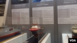 俄罗斯邀请中国投资北极的同时，也在加紧控制北极。2015年的莫斯科武器展上，俄罗斯展出了在北极地区使用的巡逻舰、破冰船和拖船模型。（美国之音白桦）