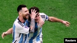 Pemain Argentina Lionel Messi dan Julian Alvarez merayakan gol dicetak Alvarez ke gawang Kroasia dalam pertandingan semifinal Piala Dunia 2022 di Stadion Lusail, Qatar, pada 13 Desember 2022. (Foto: Reuters/Hannah Mckay)