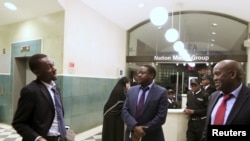 រូបឯកសារ៖ ការីនិពន្ធ​នៃ​កាសែត​ Daily Nation ដែល​ជា​កាសែត​នាំ​មុខ​គេ​នៅ​ប្រទេស​កេនយ៉ា និយាយជា​មួយ​ក្រុម​ការី​និពន្ធនៃ​កាសែត​នេះ​នៅមុខ​ការិយាល័យ​របស់​ខ្លួន​ក្នុង​ក្រុង​ណៃរូប៊ី។