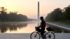 Велосипедист гледа како изгрева сонцето на Националното шеталиште во Вашингтон, 25 април 2020 година (Фото: АП)