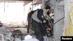 Tentara pemberontak Suriah mengambil posisi dalam pertempuran di pinggiran ibukota Damaskus (31/3).