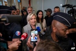Aşırı sağ RN lideri Marine Le Pen'in gensoru önergesine destek vereceğini açıklamasıyla hükümetin düşme ihtimali güçlenmişti.